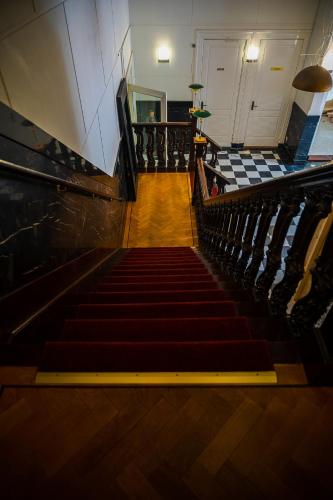 Dutch Golden Hotel - image 9