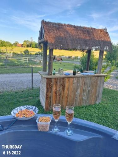Soirée romantique avec Bain Nordique sur Domaine Equestre, Studio Tout Confort (Soiree romantique avec Bain Nordique sur Domaine Equestre, Studio Tout Confort) in Cosges