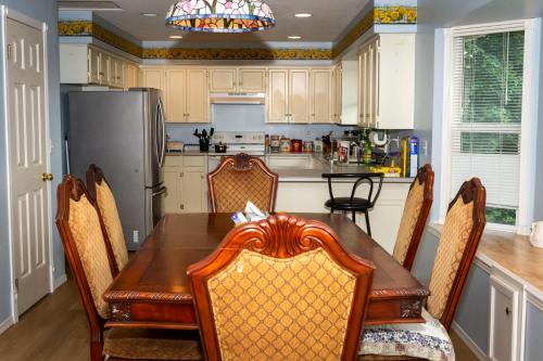 The Charming Hideaway-2 Beds-3 people In Hide-out Private Hidden Bedroom in Abbotsford, Canada