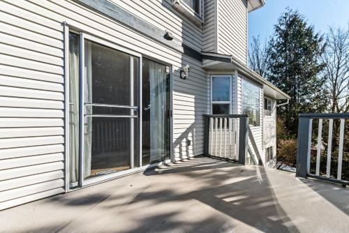 The Charming Hideaway-2 Beds-3 people In Hide-out Private Hidden Bedroom in Abbotsford, Canada