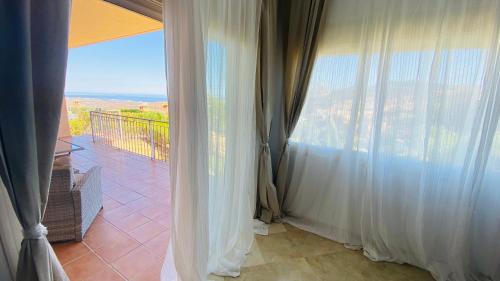 Marbella Sun Apartment - lush garden and sea view