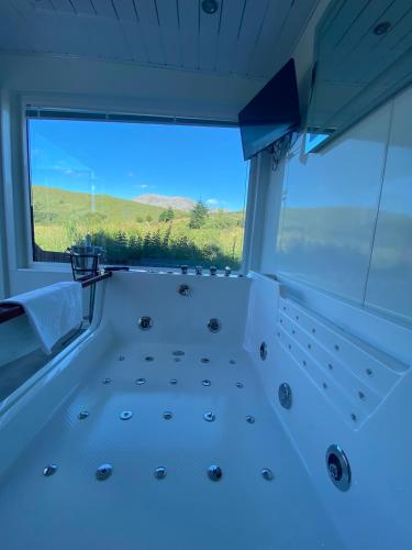 Highland Stays - Ben View Studio Pod & Jacuzzi Bath Fort William