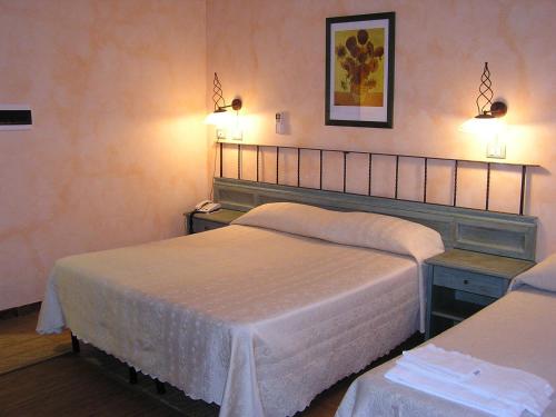 1 queen bed, 2 twin beds