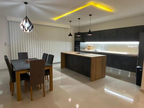 B&B Luqa - Modern, Spacious, 3 Bedroom Apartment near Malta International Airport - Bed and Breakfast Luqa