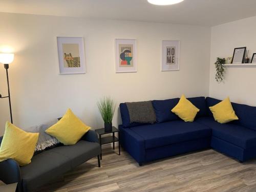 Spacious and central 4-bedroom house with parking in Perry Common