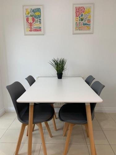 Spacious and central 4-bedroom house with parking in Perry Common