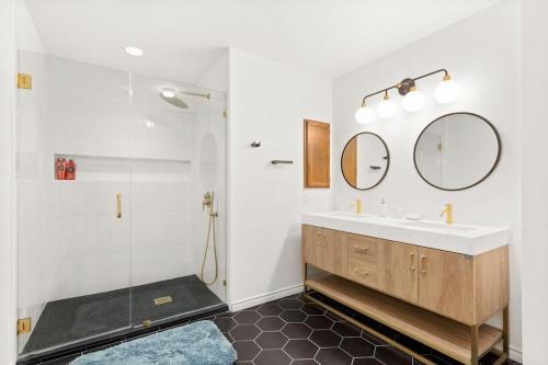 5 Bedrooms with Chefs Kitchen 2 Masters Room and Game Lounge in San Antonio, USA