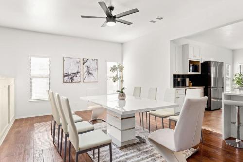 5 Bedrooms with Chefs Kitchen 2 Masters Room and Game Lounge in San Antonio, USA