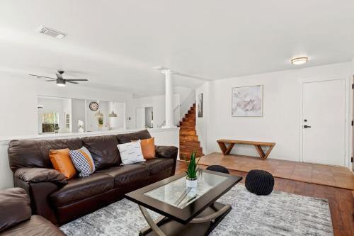 5 Bedrooms with Chefs Kitchen 2 Masters Room and Game Lounge in San Antonio, USA