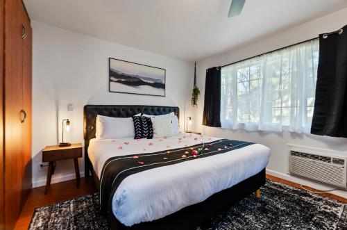 1 king bed, 1 sofa bed