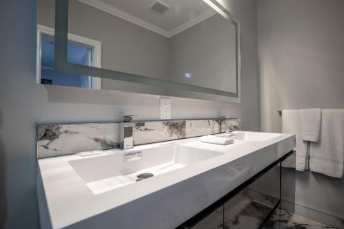 Niagara Luxury Suites Room Type - Deluxe Double Room