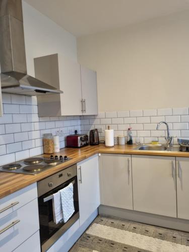 Kitchen, Fabulous Home from Home - Central Long Eaton - Lovely Short-Stay Apartment - HIGH SPEED FIBRE OPTIC  in Long Eaton