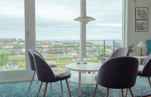 B&B Tórshavn - Great 3 BR Loft Apt / Views / Free Parking - Bed and Breakfast Tórshavn