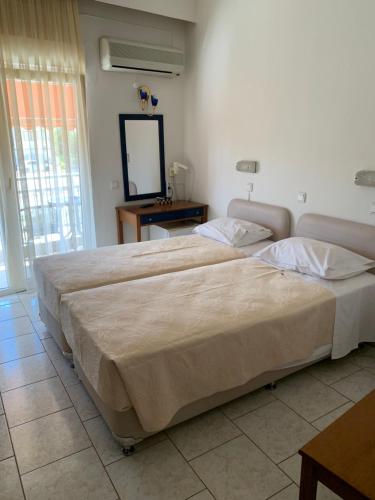 2 twin beds