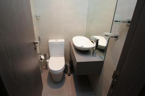 Allsopp & Allsopp - 1-Bedroom Apartment in AG Tower Business Bay - image 8