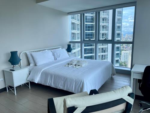 Bright 2-bedroom condo with pool in BGC Uptown, Manila
