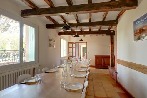 ห้องจัดเลี้ยง, Gîte la grappe Occitane - 14 personnes - piscine privée (Gite la grappe Occitane - 14 personnes - piscine privee) in ลาโวร์