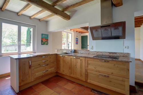 Gîte la grappe Occitane - 14 personnes - piscine privée (Gite la grappe Occitane - 14 personnes - piscine privee) in ลาโวร์