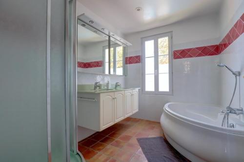 ฝักบัว, Gîte la grappe Occitane - 14 personnes - piscine privée (Gite la grappe Occitane - 14 personnes - piscine privee) in ลาโวร์