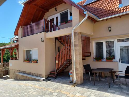 Ieeja, Bé-La 2 Vendégház (Be-La 2 Vendeghaz) in Szomolya