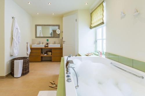 Badrum, Romantik Hotel Reichshof in Norden