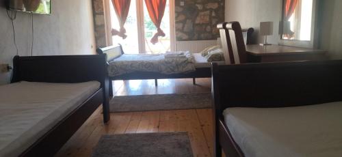 1 double bed, 2 twin beds