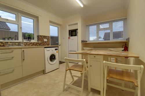 Зручності, Cedar Drive, Holbeach - 1 to 4 - Self Catering in Спалдінг