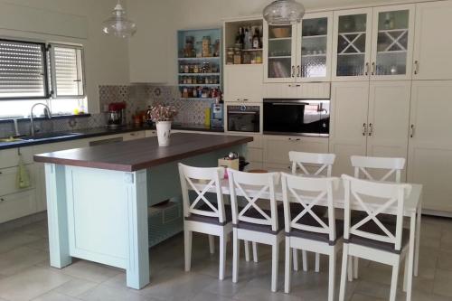 B&B Giv‘at ‘Ada - בית נח מואר ומרווח עם גינה Comfy home w garden - Bed and Breakfast Giv‘at ‘Ada