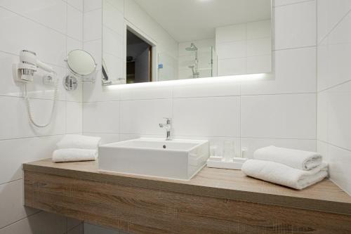 50|50 Hotel Belmont - image 9