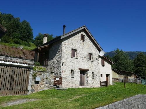  Holiday Home Casa Simano by Interhome, Pension in Leontica bei Alpe di Scieru