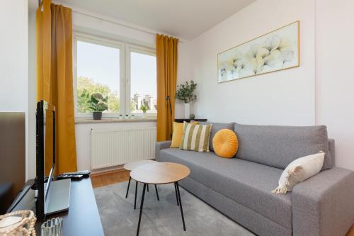 Cozy Apartment with Balcony Warszawa by Noclegi Renters, Varsovie