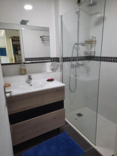 Fürdőszoba, rez de jardin zen, 50 m2, aux portes de l Esterel et proche mer, parking gratuit in Bellevue