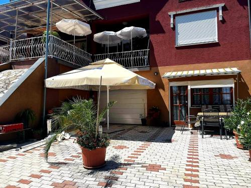 花園, Dora Studio Apartmanok in 查拉卡洛什