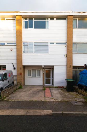 Large Modern Contractor House - FREE Parking - Staycations Welcome by ComfyWorkers in Gravesend