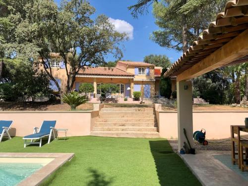 Villa Bois Romay dans le Luberon avec piscine, tennis et pétanque. - Location, gîte - La Bastide-des-Jourdans