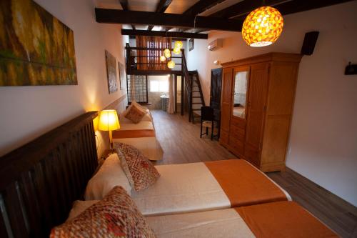 4 twin beds, 1 futon bed