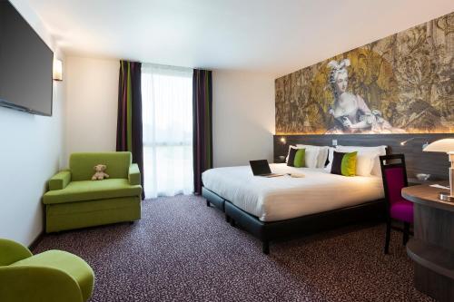 2 twin beds, 1 sofa bed