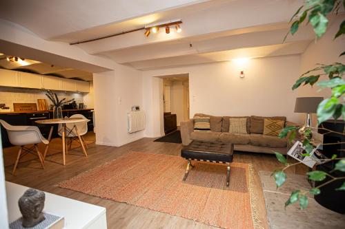Beautiful converted one bedroom apartment - image 4