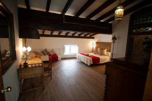 1 queen bed, 1 twin bed