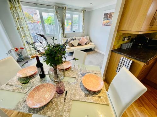 Cozy Bicester Village townhouse with garden - Apartment - Bicester