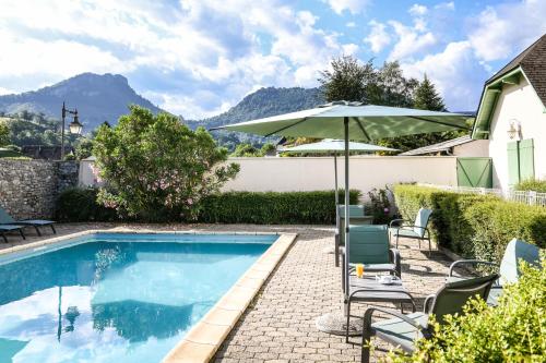 Swimming pool, Logis l'Auberge de l'Etable in Montory
