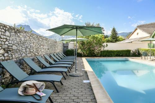 Swimming pool, Logis l'Auberge de l'Etable in Montory