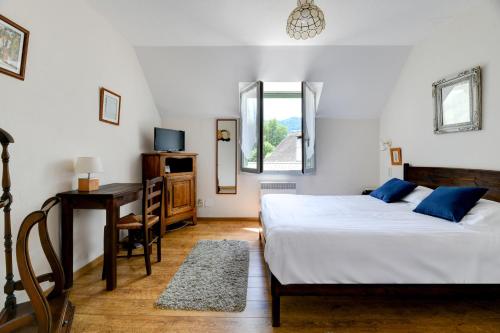 1 double bed, 2 twin beds