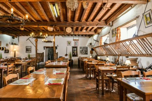 Banquet hall, Logis l'Auberge de l'Etable in Montory