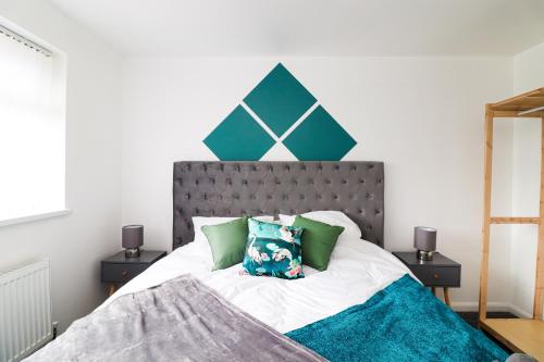 A Stylish 3 Bedroom House in Manchester - Parking