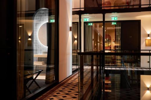 Buitenkant, Heavens Hotel in Buurt 10 01