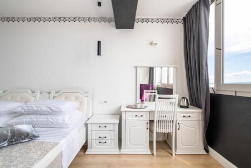Deluxe Double Room with Sea View image 3