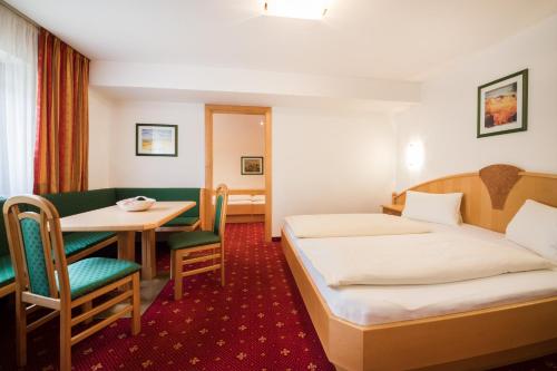 1 queen bed, 2 twin beds