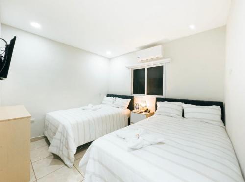 2 twin beds