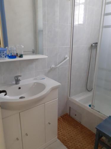 Bathroom, Grand appartement a l'etage d'une villa petite vue mer in Notre-Dame-de-Monts